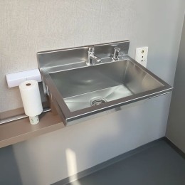 Lavatório com bancada para 01 torneira e Dosador 50cm - Construinox